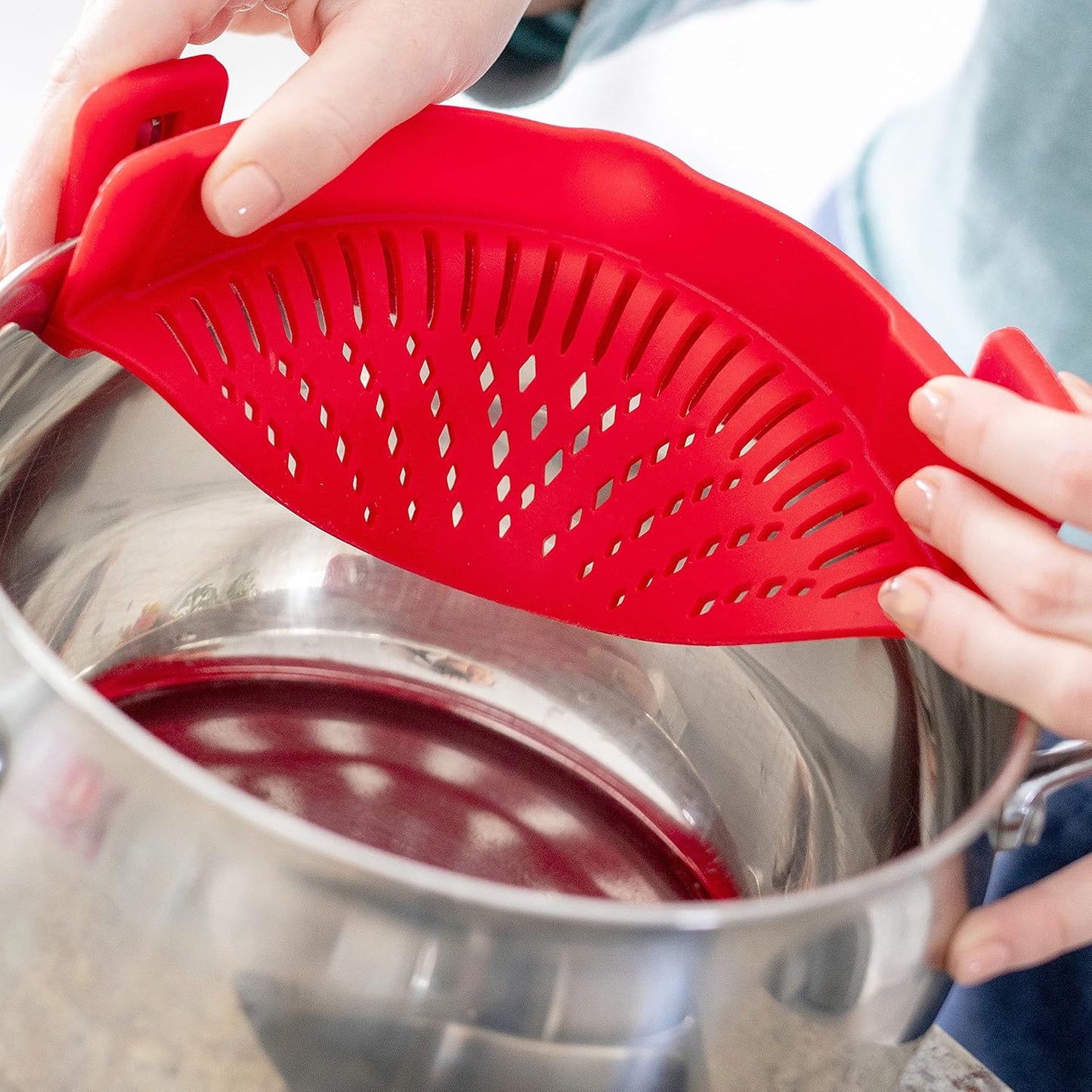 Clip on Pasta Strainer Silicone Universal Fit for All Pots and Bowls Snap on Drainer for Meat, Vegetables, Fruit Colander for Kitchen Easily Drain Food Space Saving